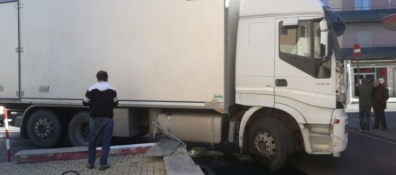 Camion contro muretto in via Francia, gasolio sull'asfalto e carreggiata chiusa per ore